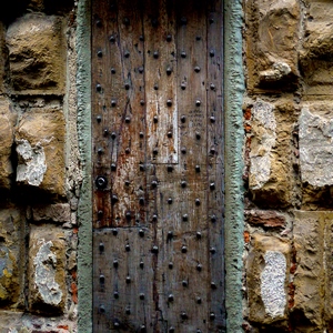 Porte cloutée encadrée de gros blocs de pierre et numéro 38 - Italie  - collection de photos clin d'oeil, catégorie portes